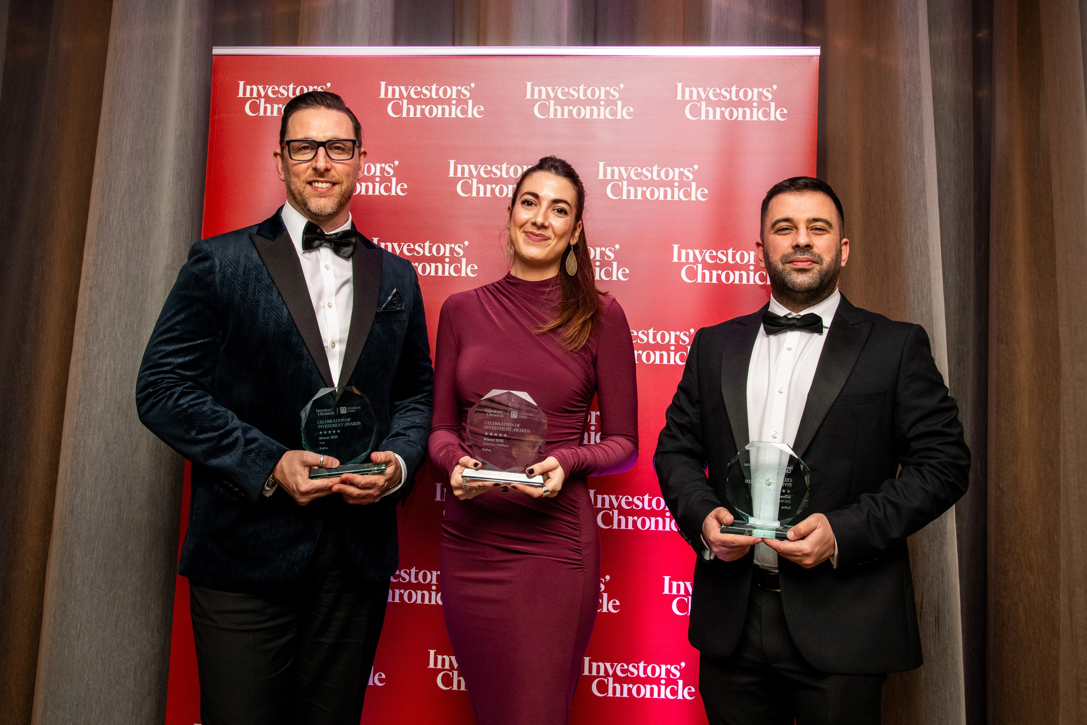 Representantes de FxPro con sus premios en la ceremonia de Investors’ Chronicle y Financial Times de 2025.