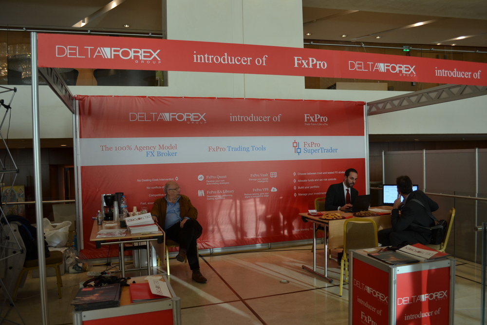 Stand de DeltaForex con la marca FxPro y asistentes en la exposición Money Show.